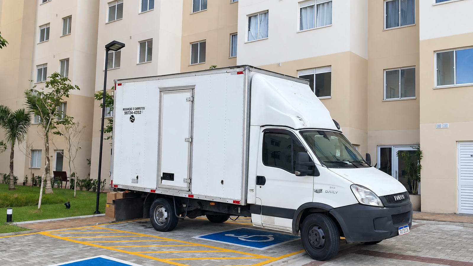 Caminhão Naldo Mudanças e Carretos em condomínio